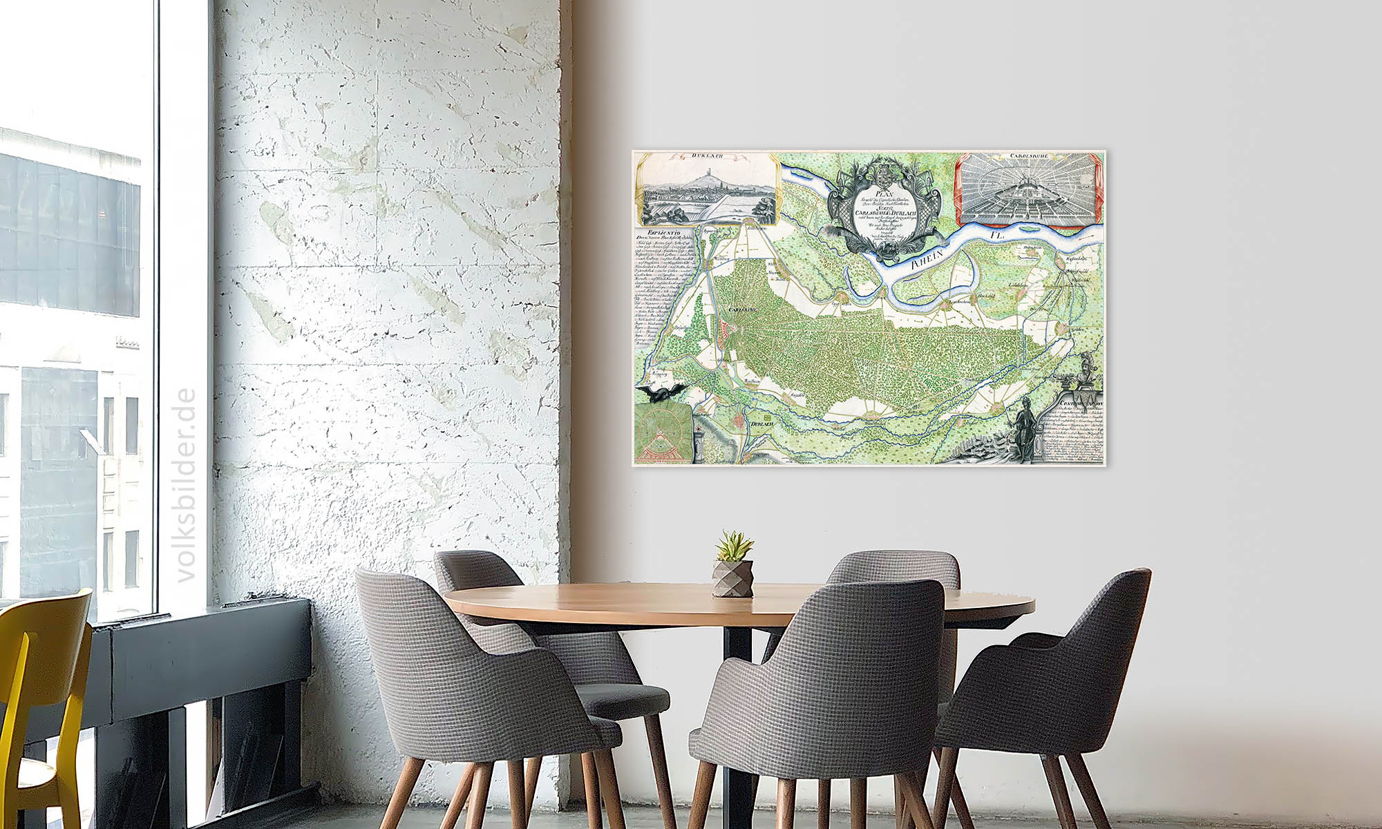 Foto eines Besprechungsraumes in einem Büro. An der Wand im Hintergrund hängt ein Wandbild mit einer handgezeichneten Landkarte der Region um Karlsruhe von 1748.