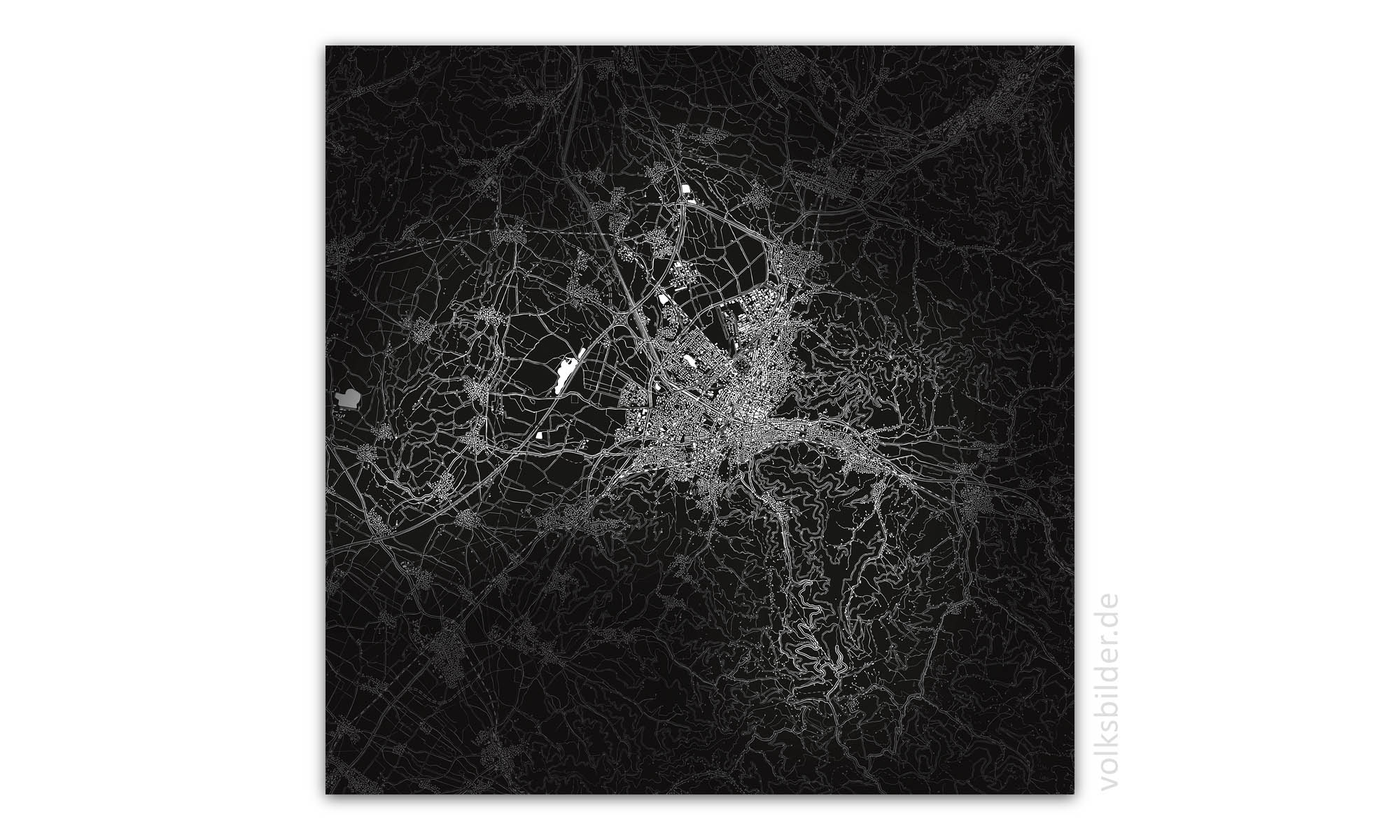 Ein quadratisches Wandbild, das eine Karte vom Stadtgebiet von Freiburg und der näheren Umgebung zeigt. Karteninhalte wie Straßen, Gebäude und Gewässer sind weiß dargestellt vor tiefschwarzem Hintergrund.