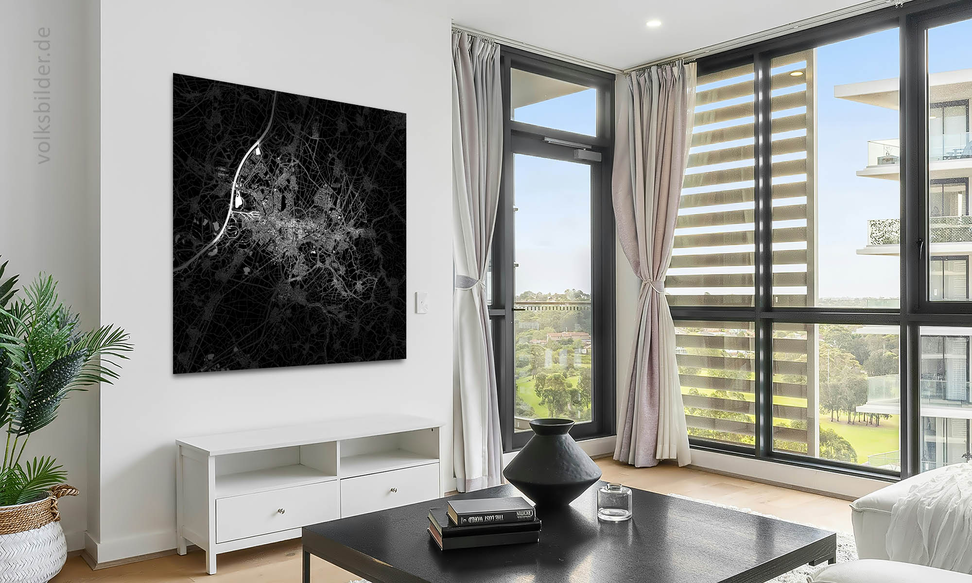 Ein quadratisches Wandbild mit schwarzweißer Karte vom Stadtgebiet von Karlsruhe in einem Wohnraum.