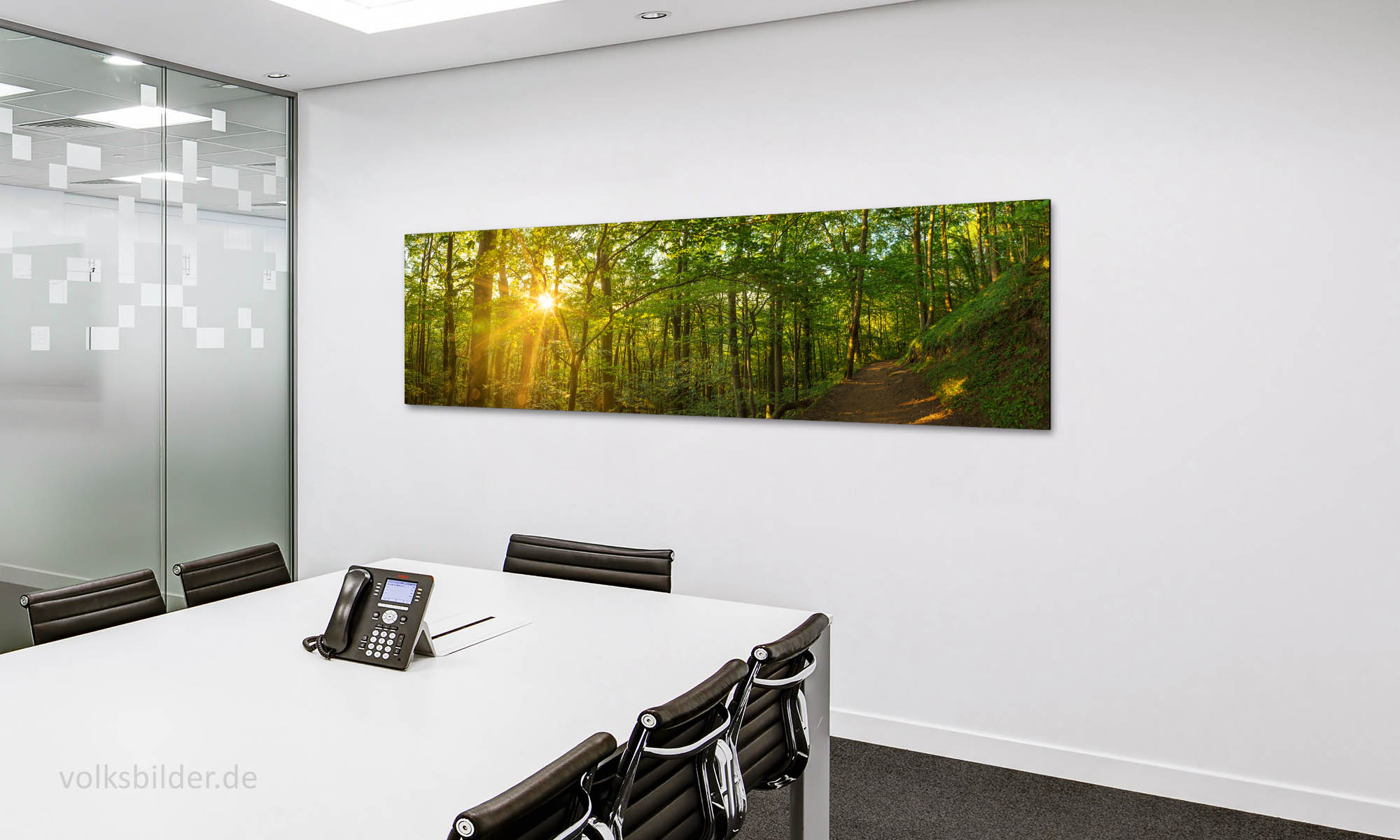 Foto Besprechungsraum in einer Firma. An der Wand hängt ein langes Panorama-Waldbild vom Pfälzerwald im Sommer.