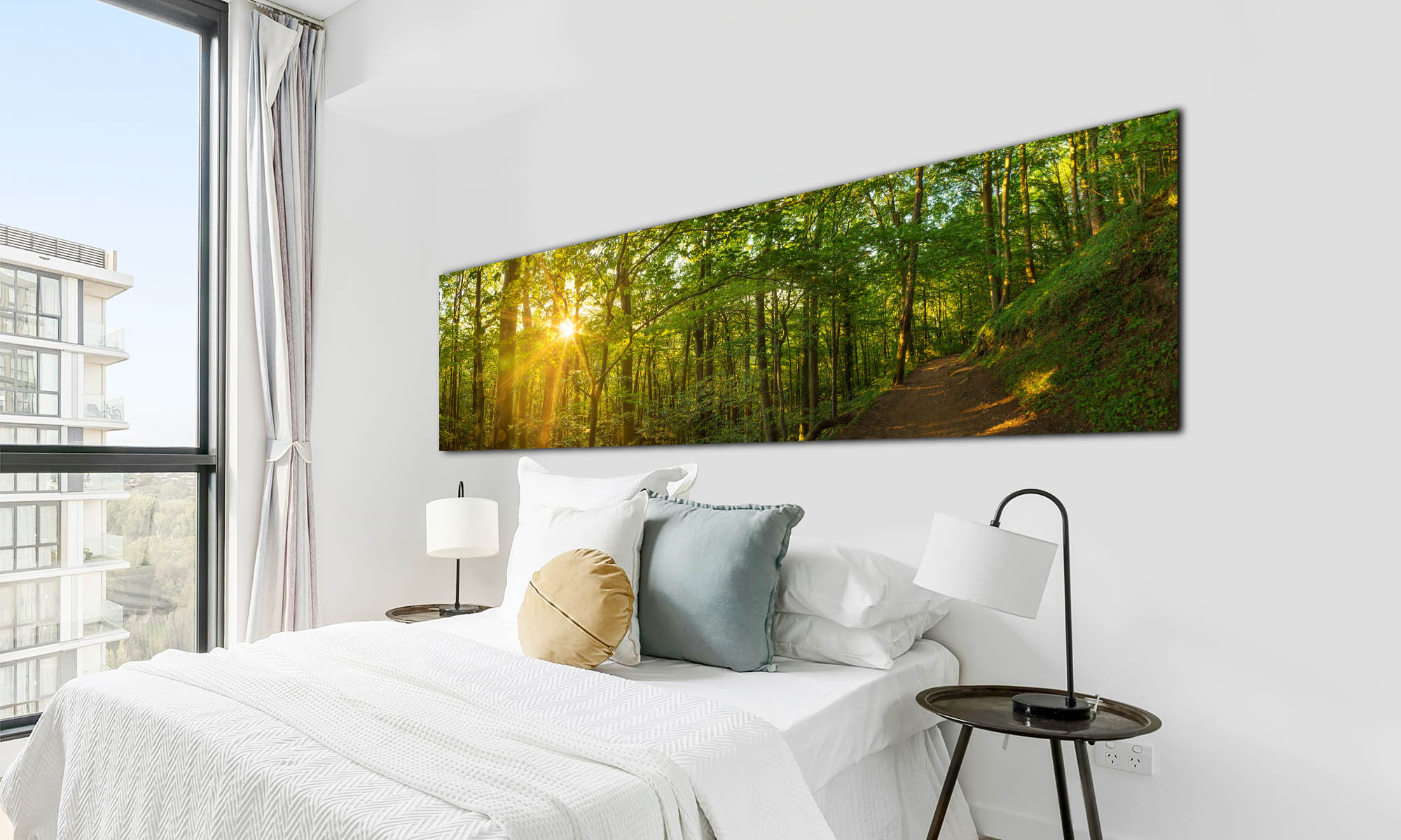 Das Foto zeigt ein Schlafzimmer. An der Wand hinter einem Bett hängt ein großes, breites Panorama-Wandbild vom Pfälzerwald.