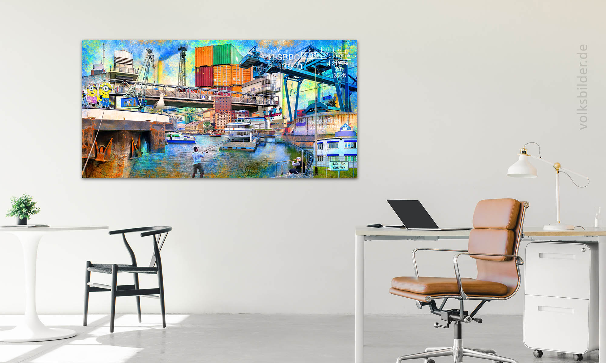 Ein Büro- oder Praxis-Raum. An der Wand hängt ein grafisches Wandbild vom Rheinhafen Karlsruhe im Pop Art Stil, das viele bunt eingefärbte Sehenswürdigkeiten des Karlsruher  Rheinhafens zeigt.