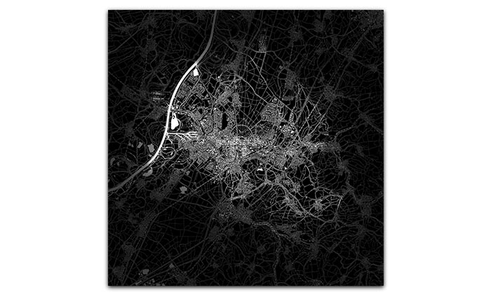 Ein quadratisches Wandbild. Es zeigt eine Karte vom Stadtgebiet von Karlsruhe und der näheren Umgebung. Karteninhalte wie Straßen, Gebäude und Gewässer sind weiß dargestellt vor tiefschwarzem Hintergrund.