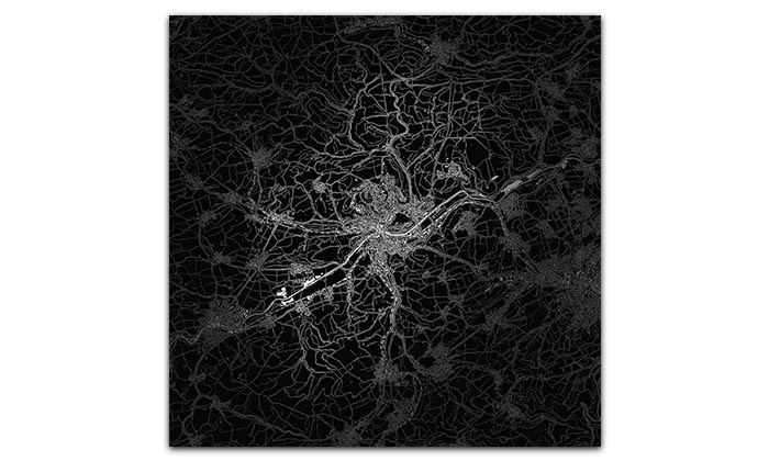 Ein quadratisches Wandbild. Es zeigt eine Karte vom Stadtgebiet von Tübingen und der näheren Umgebung. Karteninhalte wie Straßen, Gebäude und Gewässer sind weiß dargestellt vor tiefschwarzem Hintergrund.