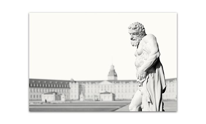 Das Wandbild zeigt ein High-Key-Foto der Statue des Herkules auf dem Schlossplatz vor dem Schloss in Karlsruhe.